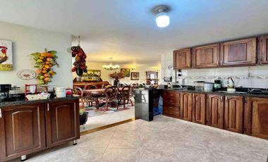 Casa de 3 Niveles en Venta en Chía-Terraza y Excelente Distribución
