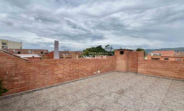 Casa de 3 Niveles en Venta en Chía-Terraza y Excelente Distribución