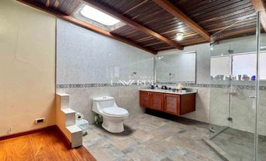 Casa de 3 Niveles en Venta en Chía-Terraza y Excelente Distribución