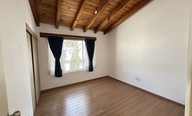 CASA EN PRIVADA BELLAVISTA con amplio jardin