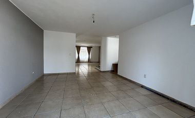 CASA EN PRIVADA BELLAVISTA con amplio jardin