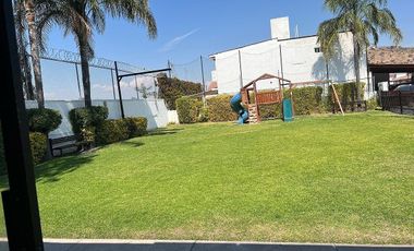 CASA EN PRIVADA BELLAVISTA con amplio jardin