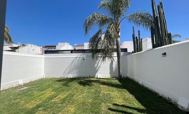 CASA EN PRIVADA BELLAVISTA con amplio jardin