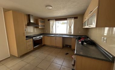 CASA EN PRIVADA BELLAVISTA con amplio jardin