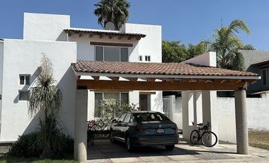 CASA EN PRIVADA BELLAVISTA con amplio jardin