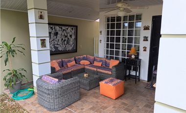SE VENDE CASA DE 2 NIVELES EN PH BRISAS VILLAGE CON TERRAZA Y PATIO