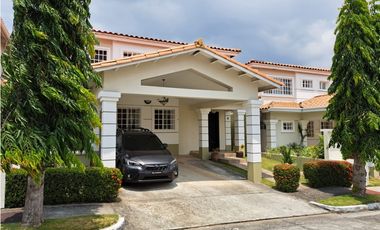 SE VENDE CASA DE 2 NIVELES EN PH BRISAS VILLAGE CON TERRAZA Y PATIO