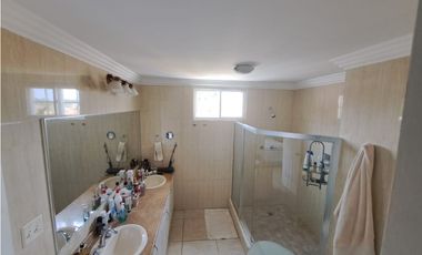 SE VENDE CASA DE 2 NIVELES EN PH BRISAS VILLAGE CON TERRAZA Y PATIO