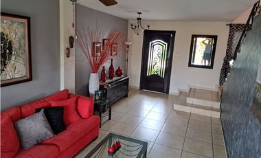 SE VENDE CASA DE 2 NIVELES EN PH BRISAS VILLAGE CON TERRAZA Y PATIO