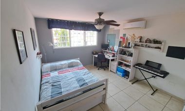 SE VENDE CASA DE 2 NIVELES EN PH BRISAS VILLAGE CON TERRAZA Y PATIO