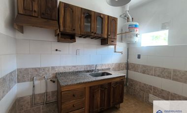 Casa en alquiler c/ cochera en Luzuriaga