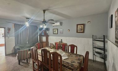 CASA 6 AMB. CON DOS DEPTOS EN VENTA ALMTE BROWN