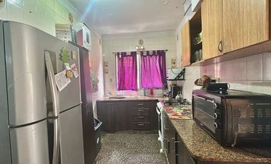 CASA 6 AMB. CON DOS DEPTOS EN VENTA ALMTE BROWN