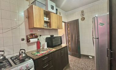 CASA 6 AMB. CON DOS DEPTOS EN VENTA ALMTE BROWN