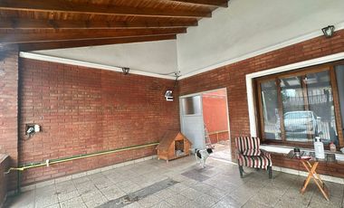 CASA 6 AMB. CON DOS DEPTOS EN VENTA ALMTE BROWN