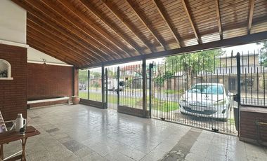 CASA 6 AMB. CON DOS DEPTOS EN VENTA ALMTE BROWN