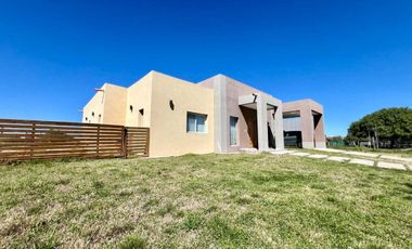 ALQUILER CASA 4 AMBIENTES CON PILETA SAN SEBASTIAN