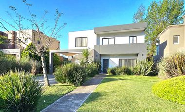 VENTA CASA 4 AMB PILETA AMOBLADA HARAS M. VICTORIA