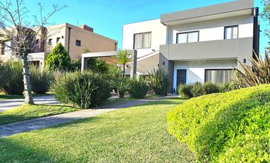 VENTA CASA 4 AMB PILETA AMOBLADA HARAS M. VICTORIA