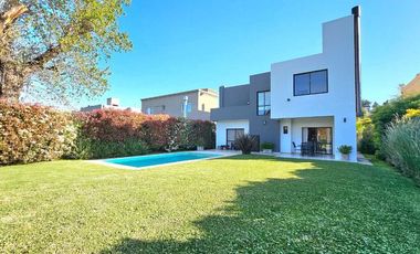 VENTA CASA 4 AMB PILETA AMOBLADA HARAS M. VICTORIA