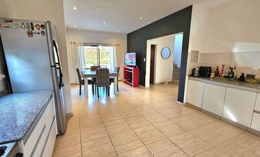 VENTA CASA 4 AMB PILETA AMOBLADA HARAS M. VICTORIA