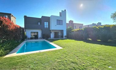 VENTA CASA 4 AMB PILETA AMOBLADA HARAS M. VICTORIA