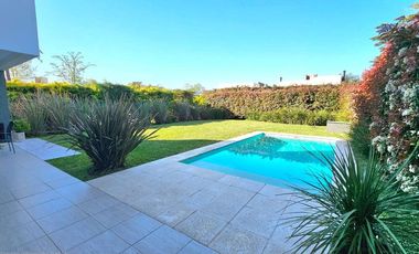 VENTA CASA 4 AMB PILETA AMOBLADA HARAS M. VICTORIA