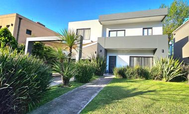 VENTA CASA 4 AMB PILETA AMOBLADA HARAS M. VICTORIA