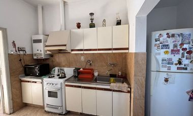 CASA INTERNA SOBRE AVENIDA C/ COCHERA