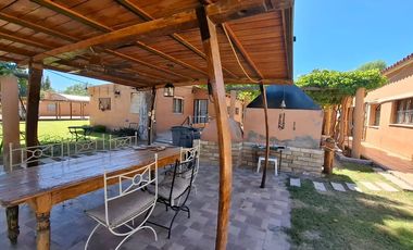 Finca con casa, departamentos y galpón en venta