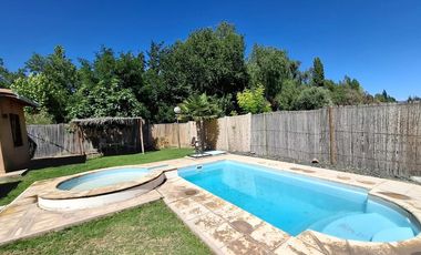 Finca con casa, departamentos y galpón en venta