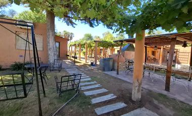 Finca con casa, departamentos y galpón en venta