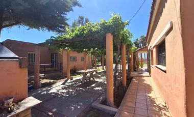 Finca con casa, departamentos y galpón en venta