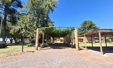 Finca con casa, departamentos y galpón en venta