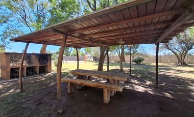 Finca con casa, departamentos y galpón en venta
