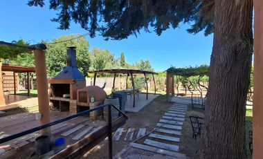 Finca con casa, departamentos y galpón en venta