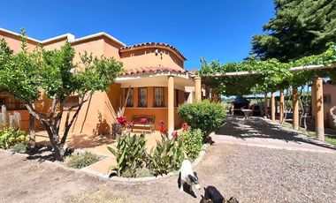Finca con casa, departamentos y galpón en venta