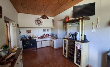 Finca con casa, departamentos y galpón en venta