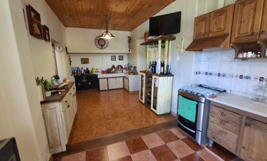 Finca con casa, departamentos y galpón en venta