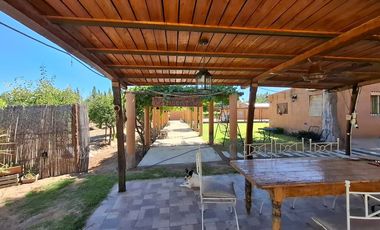 Finca con casa, departamentos y galpón en venta