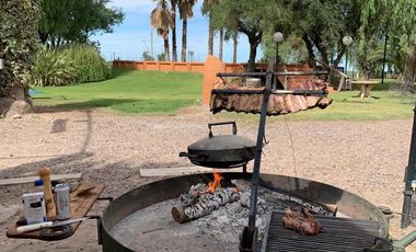 Finca con casa, departamentos y galpón en venta