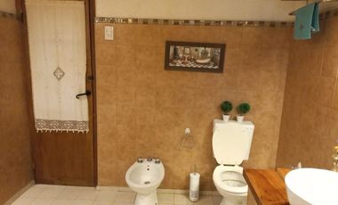 Finca con casa, departamentos y galpón en venta
