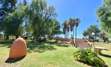 Finca con casa, departamentos y galpón en venta