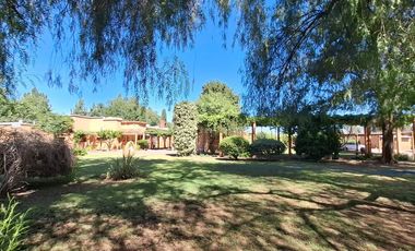 Finca con casa, departamentos y galpón en venta