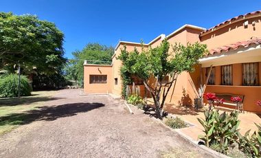 Finca con casa, departamentos y galpón en venta
