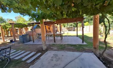 Finca con casa, departamentos y galpón en venta