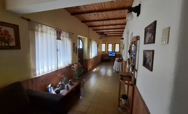 Finca con casa, departamentos y galpón en venta