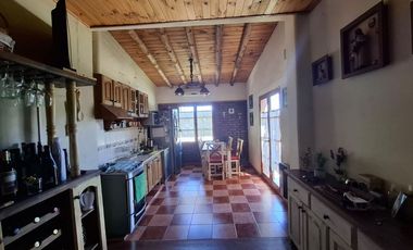 Finca con casa, departamentos y galpón en venta