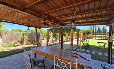 Finca con casa, departamentos y galpón en venta