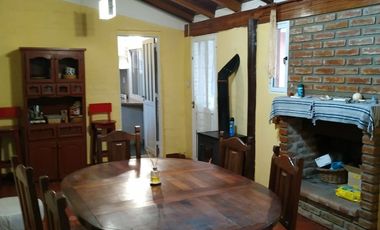 VENTA DE CASA CON 3 DORMITORIOS, PILETA Y QUINCHO